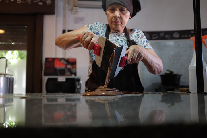 Con dos espátulas se trabaja el chocolate para ayudarlo a bajar la temperatura. (Escuela de Chocolate de Ingrid Cuk. Foto: Germán García Adrasti)