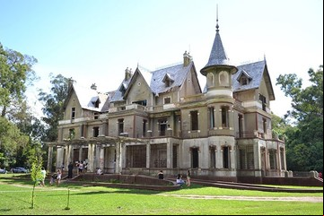 Un castillo de leyenda en la pampa húmeda