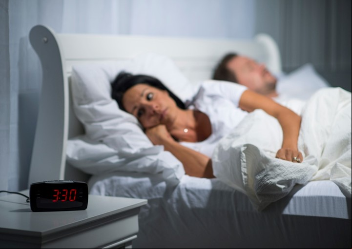 Para evitar el insomnio es aconsejable relajarse antes de acostarse, por ejemplo tomando un baño, leyendo o escuchando música suave. / Archivo