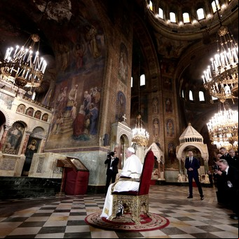 El Papa llega a Bulgaria y le pide que no se cierre a la inmigración