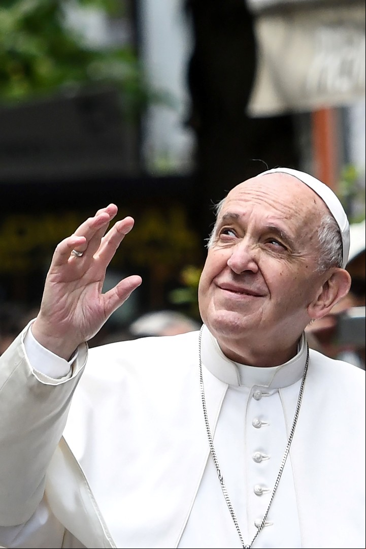 Francisco celebró la misa ante 15.000 fieles católicos para la pequeña comunidad católica de Macedonia (AFP).