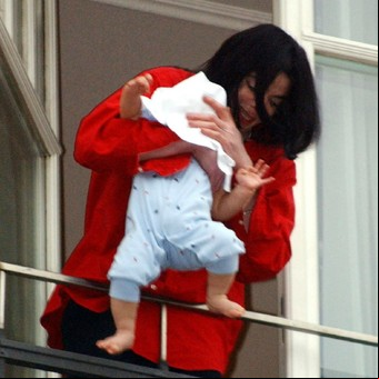 Reapareció el hijo más chico de Michael Jackson tras las acusaciones de abuso de menores contra su padre