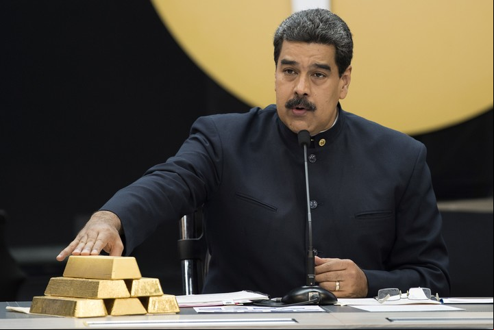 Nicolás Maduro muestra lingotes de oro en Caracas, en 2019. Foto Bloomberg