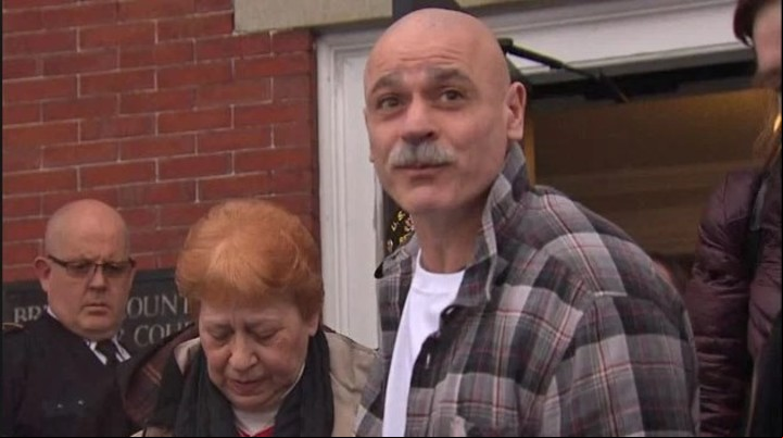 Perrot junto a su madre cuando fue liberado de la primera condena.