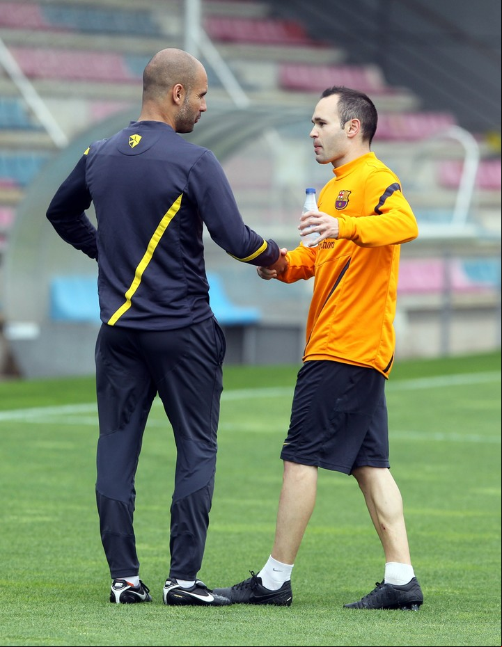 Guardiola e Iniesta, donde próceres de Barcelona, durante la despedida de Pep del club catalán. Foto: AFP.