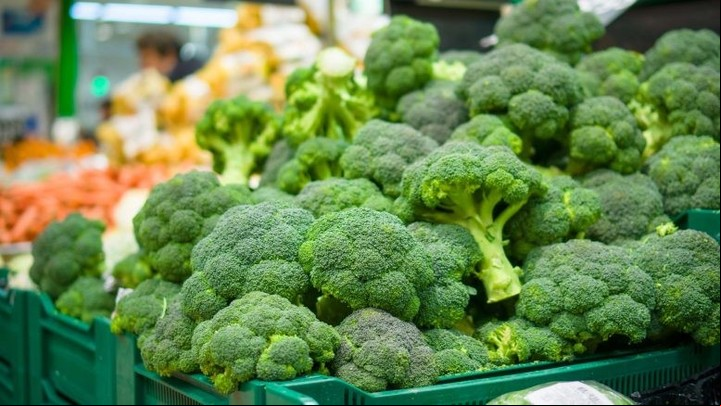 El brócoli contiene sulforafano, que es un poderoso antioxidante y antiinflamatorio.
