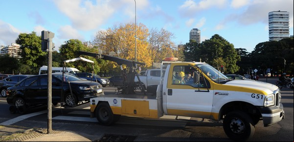Sin parquímetros y con grúas en los barrios: el nuevo plan para el estacionamiento en la Ciudad