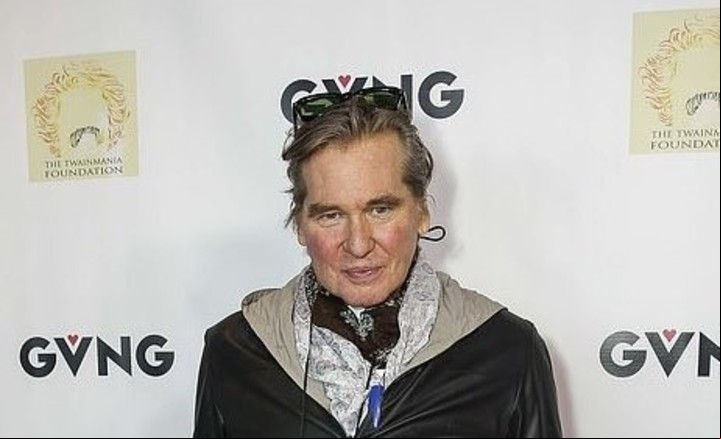 En 2021, Val Kilmer reapareció, irreconocible.