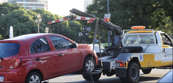 Pago por medios virtuales y grúas en los barrios, las claves de la ley de estacionamiento que aprobó la Legislatura porteña