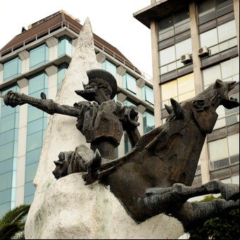 De la calle Borges a la rayuela frente a la vieja casa de Cortázar: los homenajes porteños a escritores clave