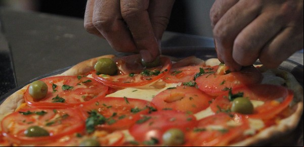 Escupió una pizza que debía entregar en un domicilio: lo descubrieron y ahora piden 18 años de prisión