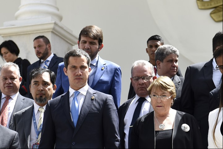 El líder opositor Juan Guaido, titular del Congreso y con Michelle Bachelet en Caracas. Bloomberg