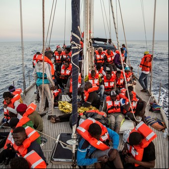 En abierto desafío a Matteo Salvini, un barco con 41 migrantes atraca en Lampedusa