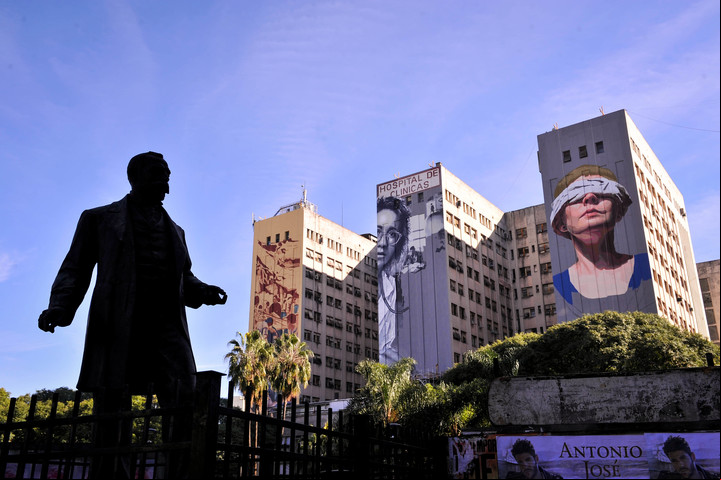 Los murales del Hospital de Clínicas, parte del proyecto Corredor de la Memoria. Foto Maxi Failla / Archivo