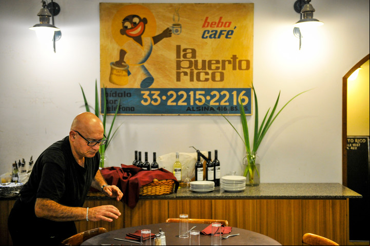 Cartelito. Un pedacito de la historia de la Puerto Rico, al fondo del local de Alsina al 400. / Maxi Failla