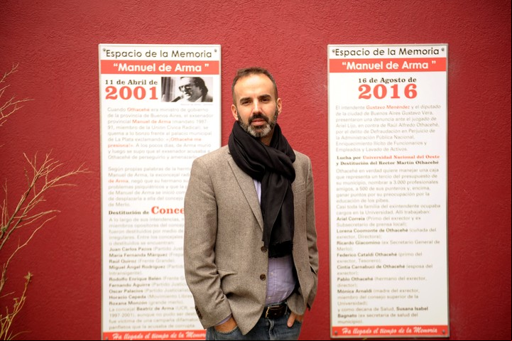 En el espacio de la memoria “Manuel De Arma” hay listados con los concejales opositores de distintos partidos destituidos durante los mandatos de Othacehé. (Foto Lucia Merle)