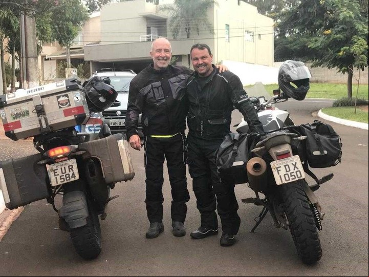 Celso y su amigo de travesías en la ciudad de Río Hondo, Santiago del Estero.