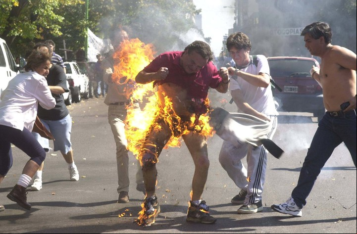 Abril de 2001: el ex senador provincial se prendió fuego ante las cámaras en La Plata. (Foto: DYN/ Diario Hoy/ Javier Brusco / Archivo)
