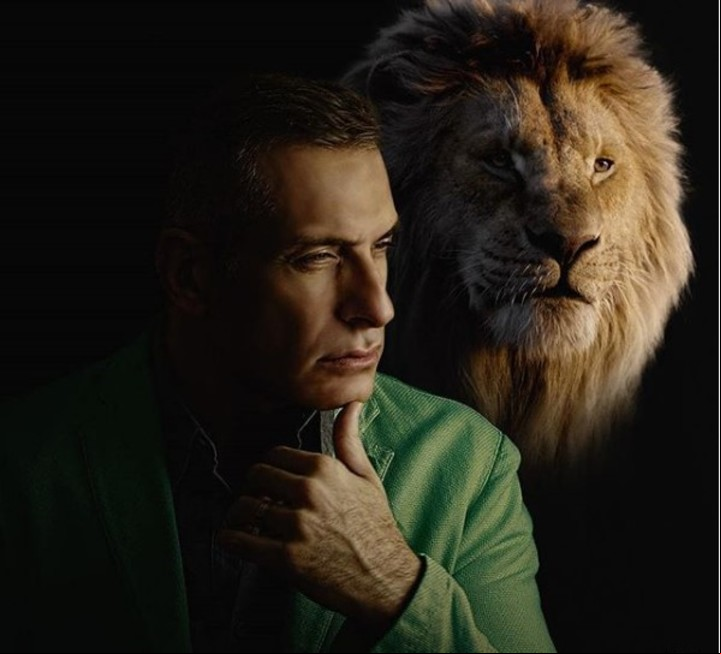 Llapur como la voz de Mufasa en "El rey León".