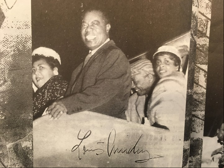 La llegada de Armstrong al Aeropuerto Internacional de Ezeiza junto a su esposa Lucille Wilson (Foto de Alfonso Fassi, tomada del libro "Grandes del jazz internacional en Argentina", de Gourmet Musical Ediciones)
