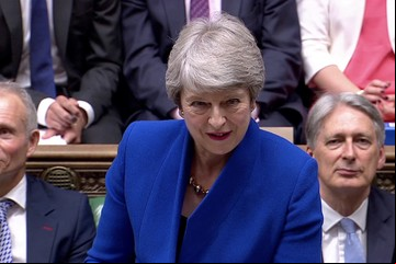 Theresa May se despidió del parlamento con una "sugerencia" para su principal rival político