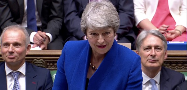 Theresa May se despidió del parlamento con una "sugerencia" para su principal rival político