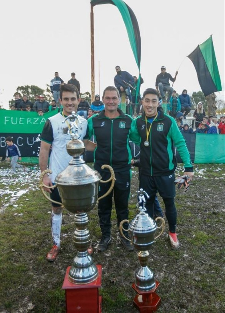Fernando Pengsawath celebra el título de bicampeón de la Liga Chascomunense con su club, Atlético Ranchos.