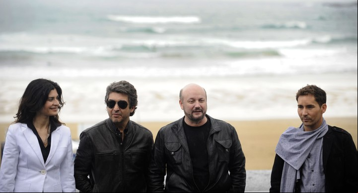 Camla junto a sus intérpretes Soledad Villamil, Ricardo Darín y el madrileño Javier Godino frente a la playa de Zurriola, en San Sebastián.