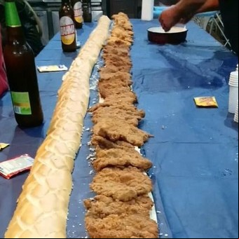 Para el cumple de su hija preparó un sándwich de milanesa de 4,33 metros