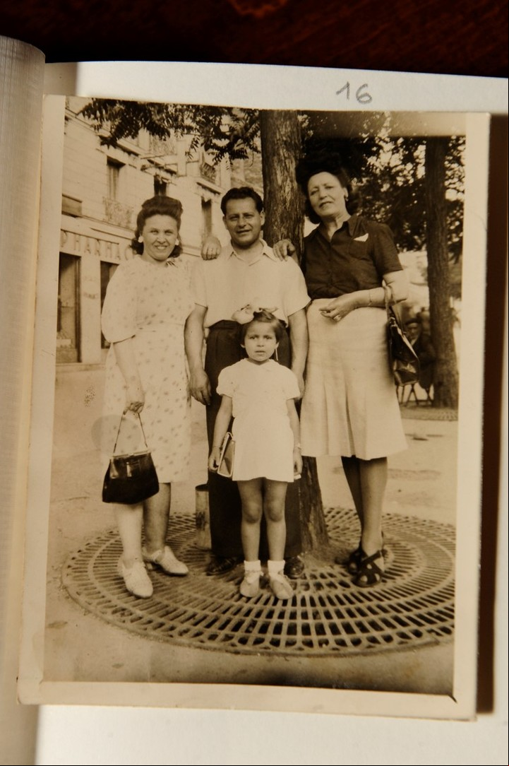 Hélène con sus padres y Marie Alice Dregrémont, la mujer que junto a su esposo dio refugio a la familia. Foto: archivo.
