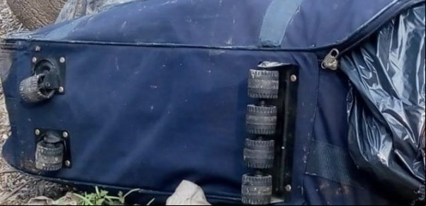 Revolvían la basura y hallaron el cadáver de un hombre dentro de una valija