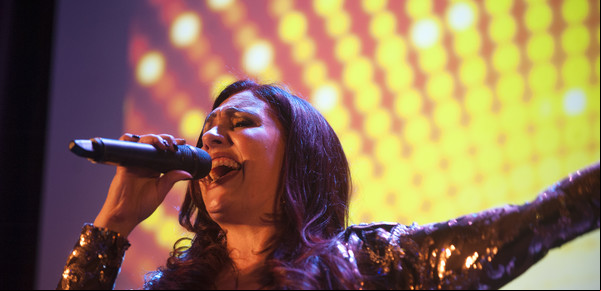 Karen Nisnik: "Soy mujer, soy judía, soy argentina y me encanta cantar"