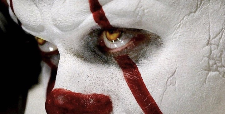 Bill Skarsgård, como Pennywise.