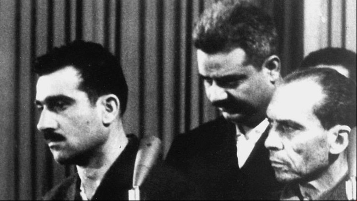 Eli Cohen, a la izquierda, durante el juicio en su contra en Damasco. Fue ahorcado en 1965 y su cadáver quedó expuesto como mensaje de Siria a Israel. (AFP/Archivo)