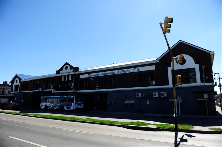 La terminal de La Costera está en el límite entre San Justo y La Tablada. Foto: Luciano Thieberger.