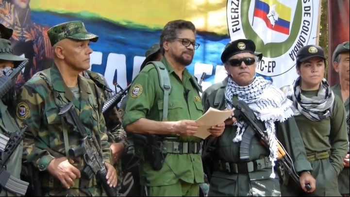 Hernán Darío Velásquez, a la izqeruida de "Iván Márquez" (centro), dos de los líderes de las FARC que rechazaron los acuerdos de paz. Foto: EFE