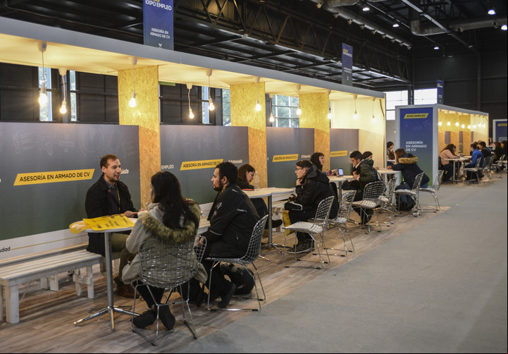 Las entrevistas laborales antes de la pandemia, en Expo empleo 2019.