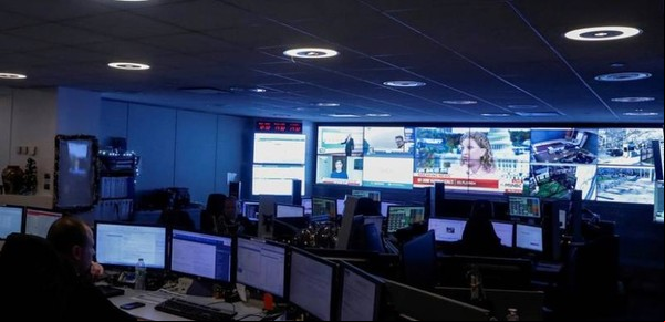 Llamó al 911 porque le estaban disparando y no la atendieron  porque estaban viendo Netflix