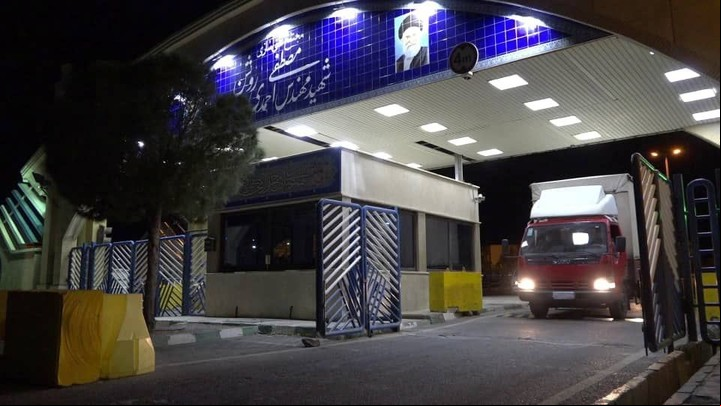 Un camión de combustible sale de la planta atómica de Natanz, en la provincia iraní de Isfahan, en una imagen de noviembre pasado. /EFE