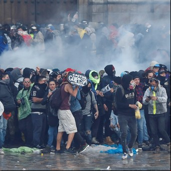 Multitudinarias protestas contra el gobierno en Colombia, con hechos aislados de violencia