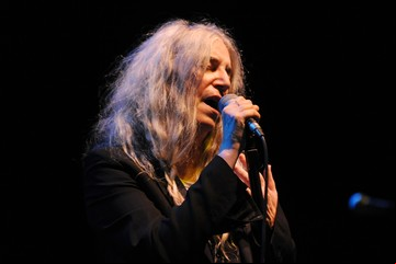 Para escuchar: el arte de Patti Smith de hacer propias grandes canciones ajenas