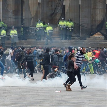 El alcalde de Bogotá decreta el toque de queda en la ciudad por choques entre manifestantes con la policía