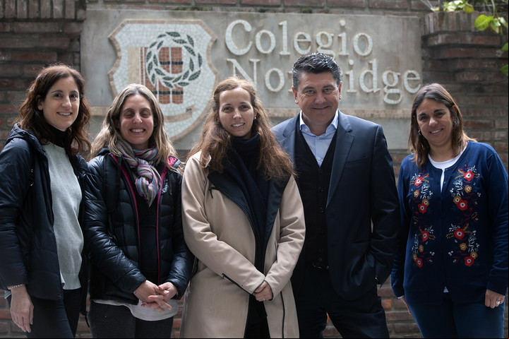 Padres y directivos de la escuela Norbridge. Foto Rolando Andrade Stracuzzi