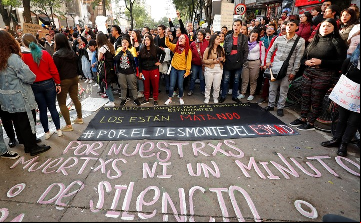 Un homenaje al joven Dilan Cruz en la calle en la que resulto herido el sábado, en una nueva jornada de protestas contra el gobierno de Iván Duque./EFE