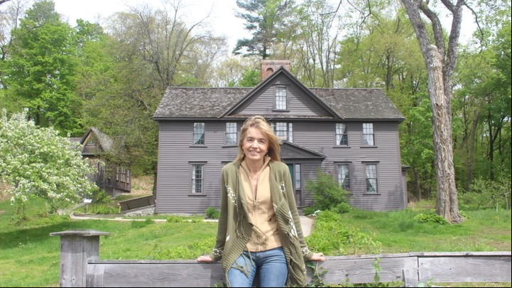 Gloria V. Casañas en el frente de Orchard House, la casa donde vivieron los Alcott y Louisa escribió Mujercitas. Foto: Gentileza Casañas.