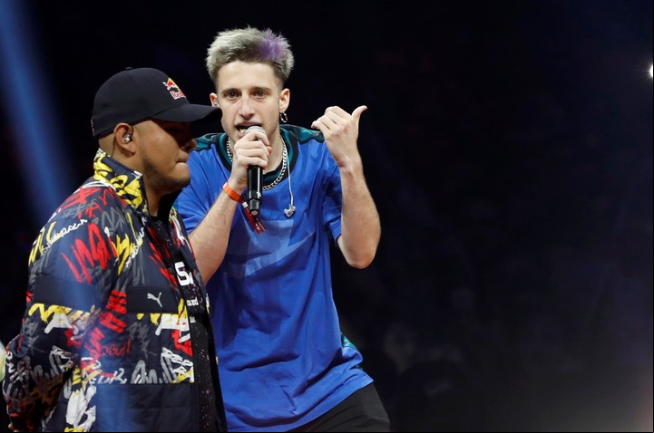 Wos y el mexicano Azcino, durante la ronda de octavos de la Final Internacional de la "Batalla de los Gallos" en el Wizink Center de Madrid. Foto: EFE