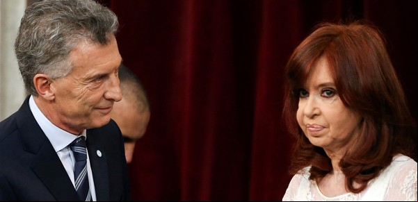 Los chats de Mauricio Macri desde el Sur y las fugas que Cristina Kirchner intenta frenar