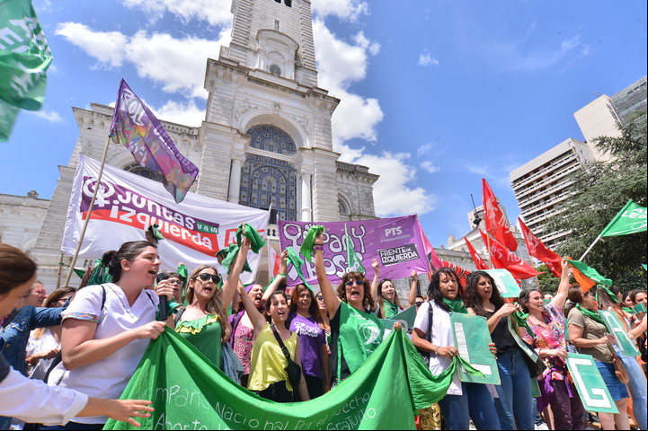 Por el aborto legal. Pañuelazo frente a la municipalidad de La Plata (Mauricio Nievas).