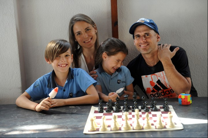 Ilan Schnaider, con su familia: mamá Carolina, papá Ram y su hermanita Dana.
Foto: Lucía Merle