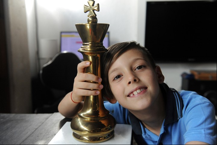 Ilan Schnaider, en su hogar, con el trofeo de campeón Sub 8.
Foto: Lucía Merle